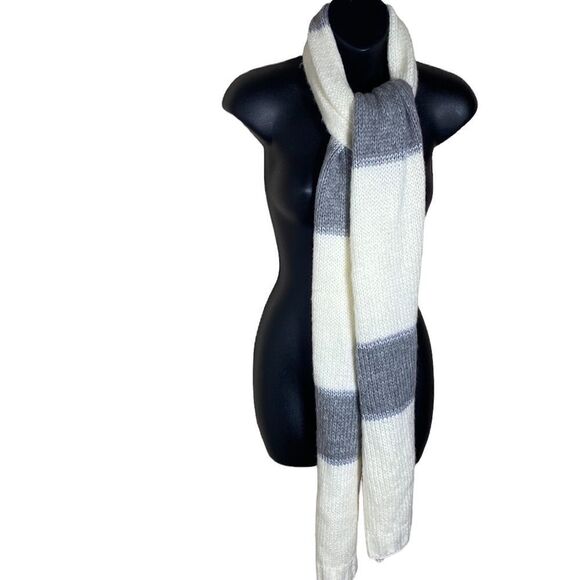 Thick knit grey and white scarf with silver detail on the grey - Picture 1 of 5